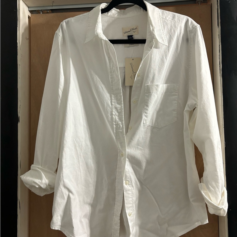 Universal Thread Women’s White Button-Down Shirt